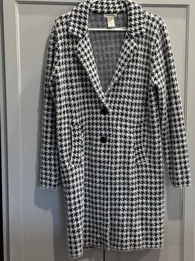 Max Studio Black & White Houndstooth Long Sweater with Pockets